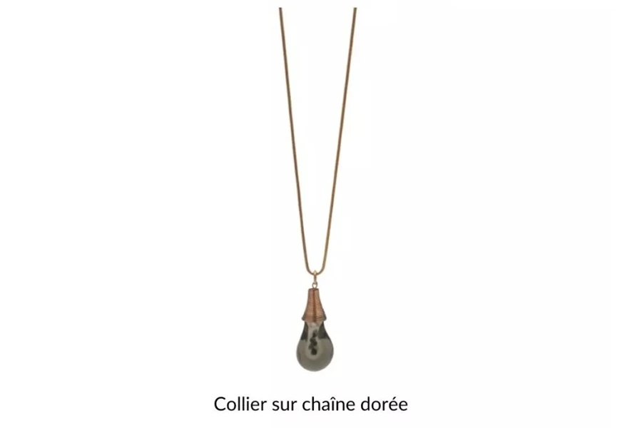 Collier sur chaîne dorée