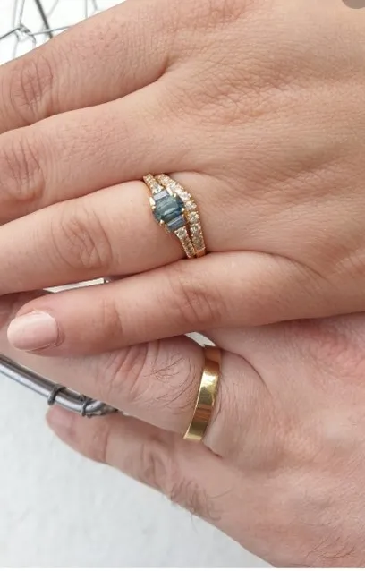 bague de fiançailles et alliance avec des saphirs blancs 2